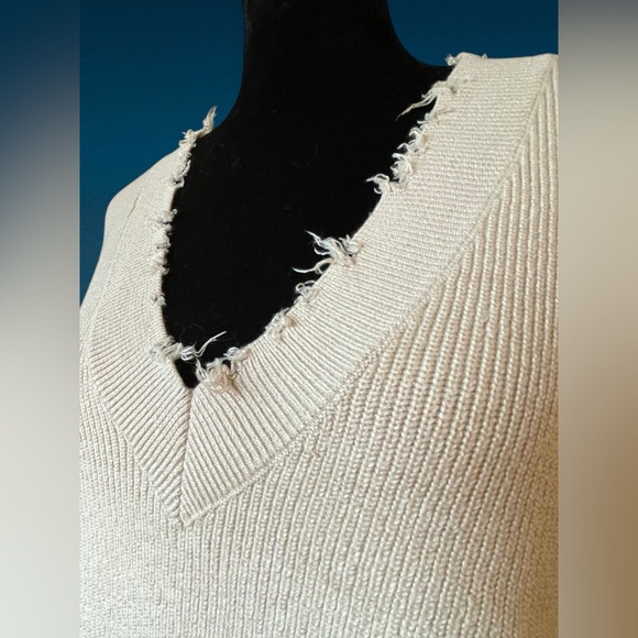 Forever 21 Women’s Distressed Knit Sweater Beige Tan M Oversized Slouchy V-Neck - Picture 10 of 13